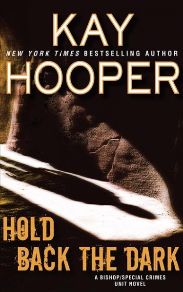 Hold back the dark [sound recording] / Kay Hooper.